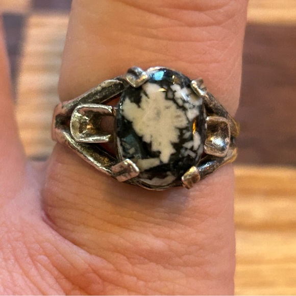 Lovely Little Flower Rock Ring.  Very unique & beautiful style - Picture 2 of 10